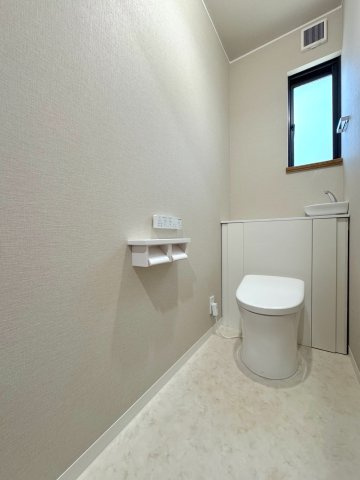 トイレ新規交換　清潔感のある温水洗浄便座付きトイレ新規交換済み。毎日の生活を快適にサポートします。　
