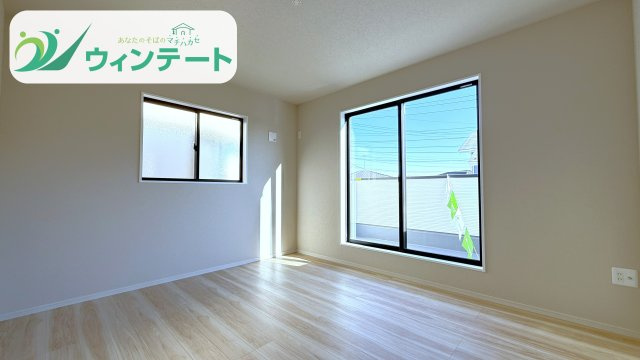 バルコニーに面した洋室は、開放感と明るさが魅力。読書やリモートワークにもぴったりの心地よい空間です。