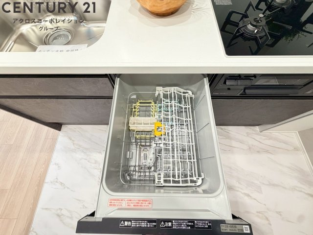 食器洗浄乾燥機は手洗いに比べて時間や労力を節約できます。また、高温のお湯で洗浄されるため、雑菌や細菌を殺菌する効果もあります。さらに、乾燥機能があるため、手で拭く手間も省け衛生的に保管できます。