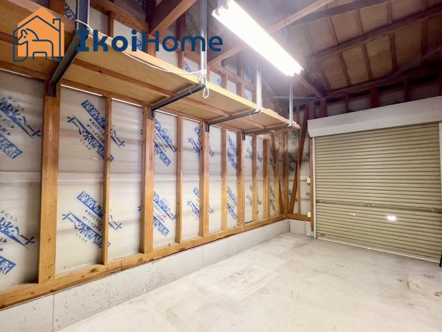 シャッター付車庫・倉庫付の住宅になりますので、資材置場や事業用倉庫として用途に合わせてご活用ください