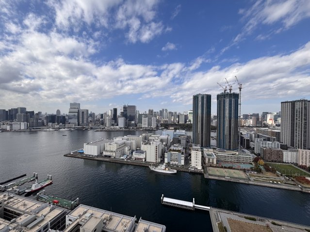 バルコニーからの眺望、東京タワーを臨みます。