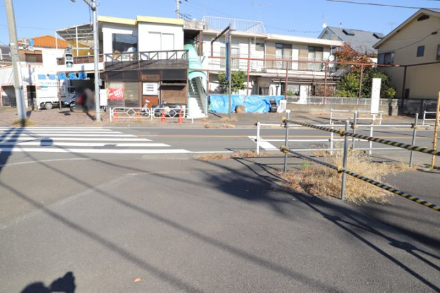 土地を買う際、住む地域の自治体や福祉の補助制度にも注目してみましょう。子供や老人の医療補助やゴミ出しのルールなど、自治体によってルールに大きな違いがあるため、暮らしやすい土地で判断するとよいでしょう。