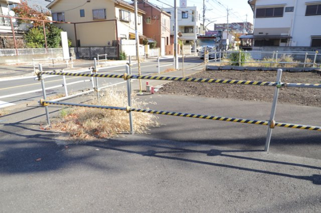 土地の前の道路に消火栓が設置されていることがあります。この場合、道路交通法第45条第1項により、駐車禁止の場所が指定されています。そのため、車庫などの駐車スペースをつくることができない場合があります。