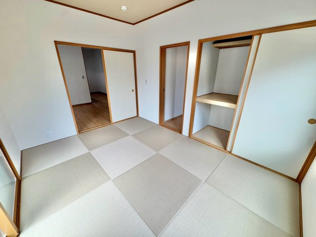 ごろ寝や読書にちょうどいい、くつろぎの和室スペース。