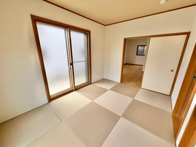 ごろ寝や読書にちょうどいい、くつろぎの和室スペース。