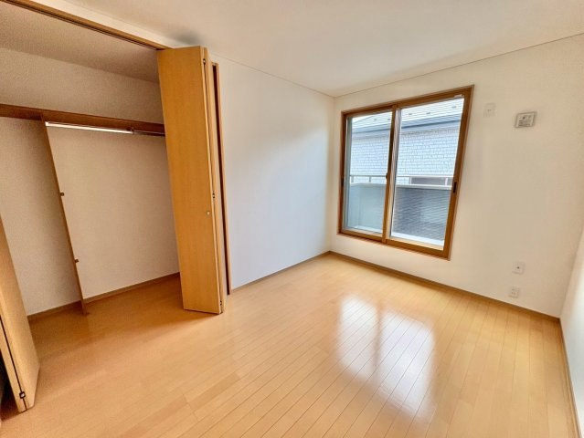 洋室6帖・収納付きで、お部屋がすっきり片付きます。