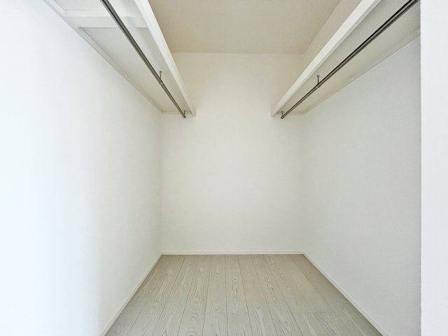 2階8帖寝室には大容量のWICがあり、お気に入りの洋服を沢山収納できます。　