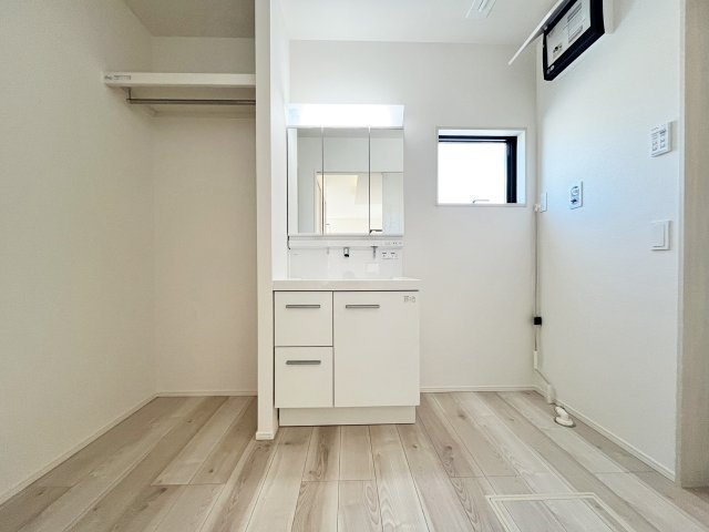 ミラー周りに沢山の工夫。機能性高い三面鏡の洗面台（施工例）　