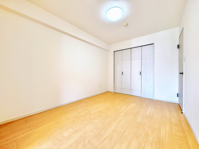 西側6.0帖洋室