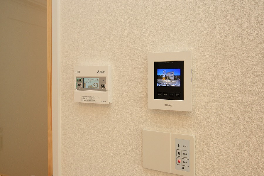 ドアを開けずに来訪者を確認できるモニター付きのインターホン