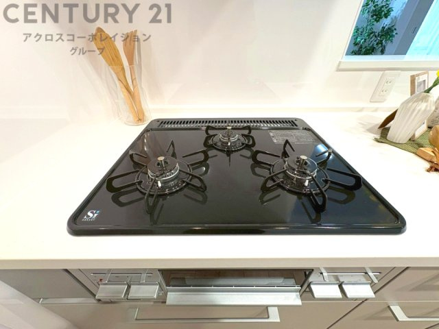 多数の調理器具を同時に使用でき、料理の効率化が可能。省エネで節約になり、様々な料理スタイルに適応できます。また、火力調整が独立しており、手入れや掃除もしやすく、今よりもっとお料理が楽しくなるかも。