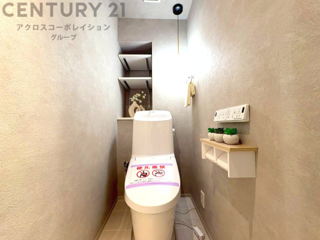 温水洗浄便座付トイレは温水洗浄機能により、暖かい水でおしりを洗浄することができ、冷たい水を使う従来の便座に比べ、温水洗浄機能で暖かいトイレを提供し、快適な使用を可能にします。