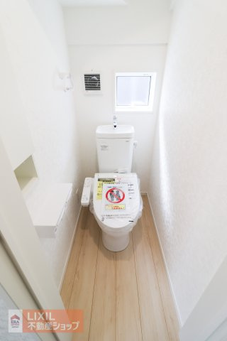 【トイレ】現地完成写真。温水洗浄暖房便座付き。