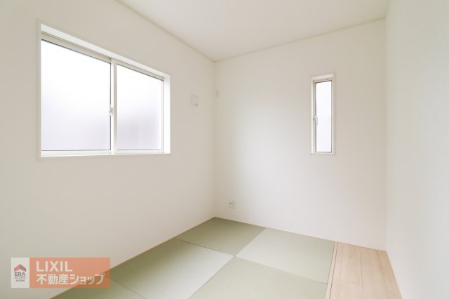 【和室】現地完成写真。ゆったりくつろぎスペース。お子様の遊び場としても重宝しますね♪