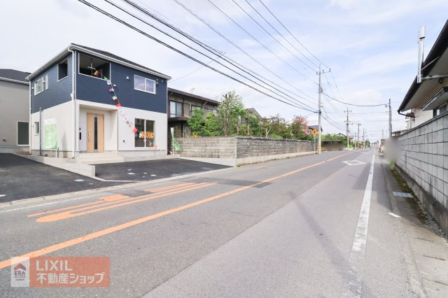 【前面道路】現地完成写真。道幅や駐車など、ご確認ください。