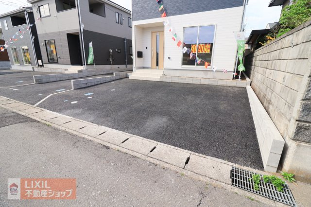 【駐車スペース】現地完成写真。ゆったりとした駐車スペースです。