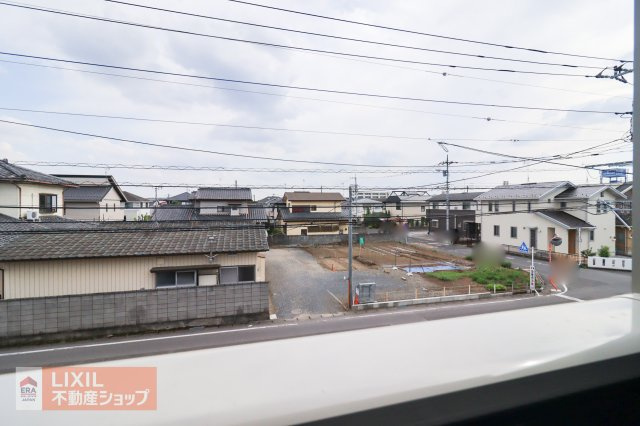 【建物からの眺望】現地完成写真。バルコニーからの景色。十分な間隔が確保されております。