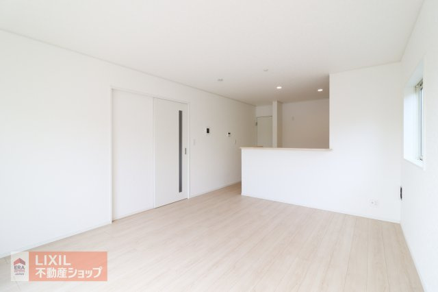 【リビングダイニング】現地完成写真。家族で過ごせるくつろぎの空間