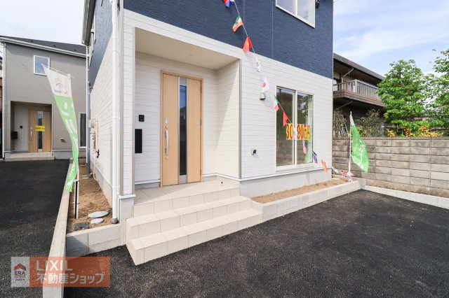 【エントランス】現地完成写真。ゆったりとした玄関。奥行きのあるポーチで雨の日も安心です。