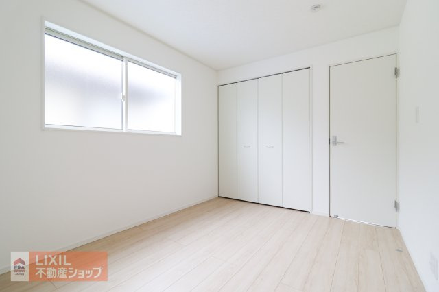 【寝室】現地完成写真。明るい採光の入る主寝室です。