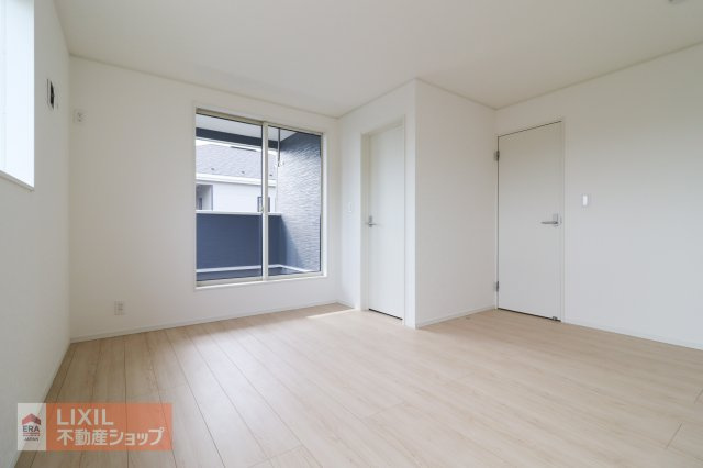 【洋室】現地完成写真。陽当たりや通風が心地よい洋室♪