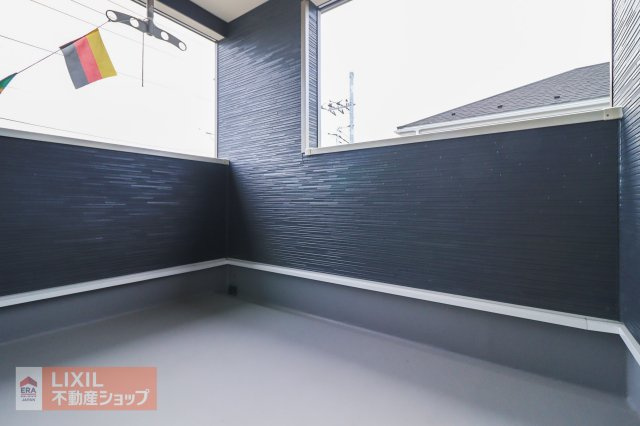 【バルコニー】現地完成写真。広々バルコニーでお布団や洗濯物がたくさん干せます♪