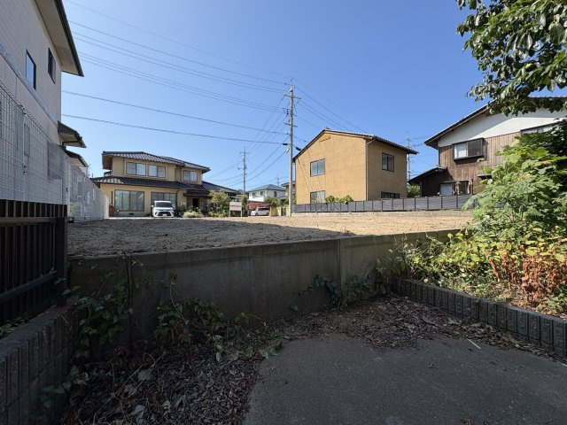 後ろの土地と1ｍ以上高低差あり