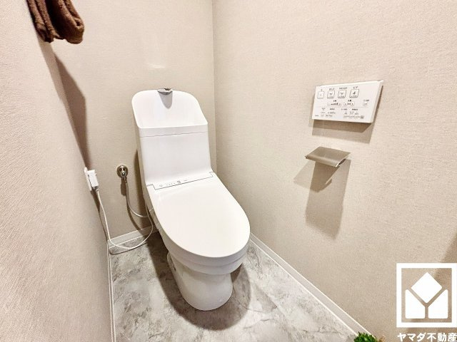落ち着いたデザインと使いやすさを兼ね備えたトイレです。毎日使う場所だからこそ、快適性にも配慮されています。