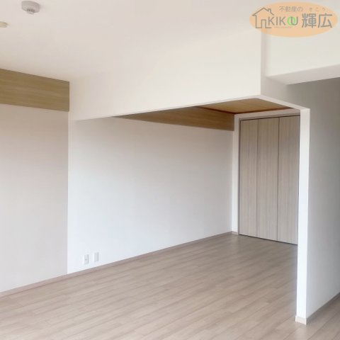 和室→リビングに変更。建具新調。クロス張替え、床上張り。