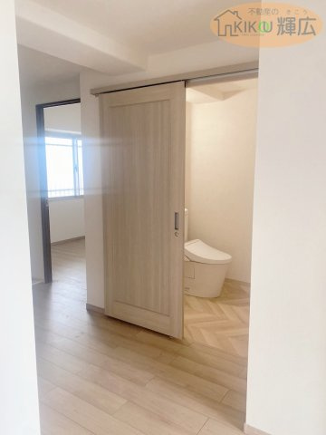 トイレ位置変更。トイレ新調、クロス張替え、CF交換。