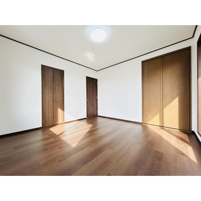 約8帖の洋室。寝室や趣味部屋としてもおすすめ♪*