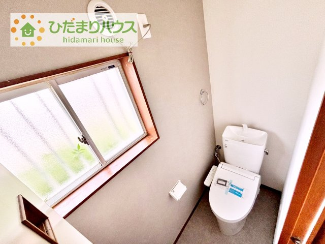 小窓が付いているので、トイレも明るい空間になっております♪