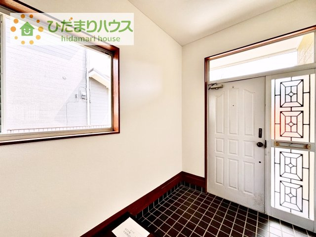 毎日「行ってきます」「ただいま」をいう玄関は明るく光が差し込みます♪