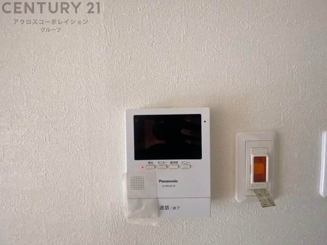 訪問者が来たときにテレビ画面で確認できるため、安心してドアを開けられます。録画機能があるものもあり、留守中に来訪者を記録しておくことができます。利便性が高く、セキュリティ面でも安心です。