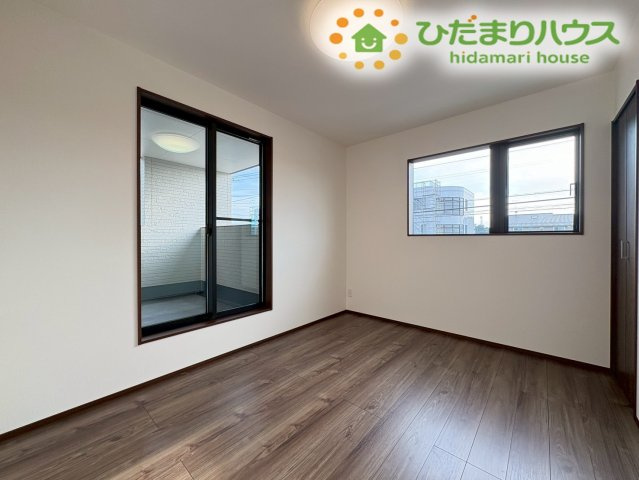 2つの窓から心地よい風が通り抜ける、明るく開放感のあるお部屋です！日中は電気をつけなくても自然な光の中で心地よく過ごすことができ、毎日の勉強や遊びの時間をのびのびと快適に過ごせる空間です♪