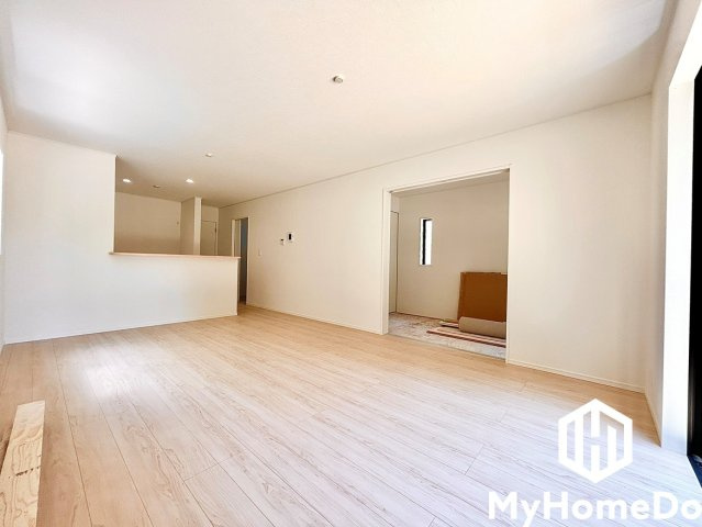明るい床材と白い建具でゆとりある空間に。