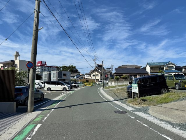 全面道路は、車通りがほとんどないので、安心して生活することができますよ。