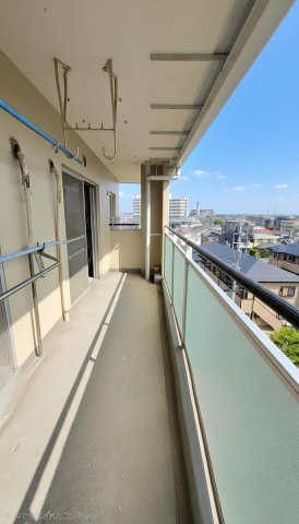 東南側の広々としたワイドバルコニーです　※一部残置物AIで消去しております