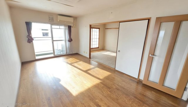 LDKで約16.5帖ありますが、リフォームで隣接したお部屋1部屋と一体にすれば、広々20帖超の角部屋LDKが可能です　※一部残置物AIで消去しております