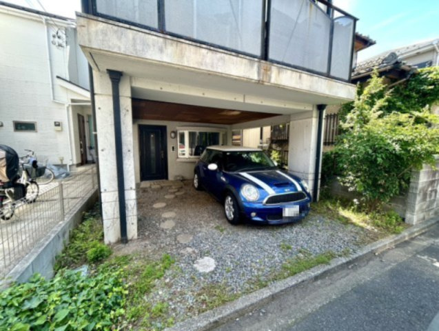 駐車場と明記されていても、最小スペースでつくられた駐車場だと大型車は駐車できなかったり、出入りしにくくなったりする可能性があります。お車のサイズと購入したい物件の駐車場のサイズを現地で確認しましょう。