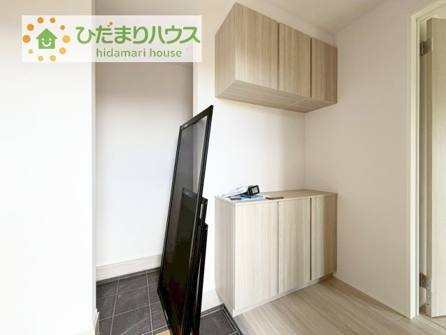シューズクロークは、レインコートやベビーカー、ゴルフバッグなど大きな荷物を置けるので、　いつでも玄関を綺麗に保てます(*^-^*)