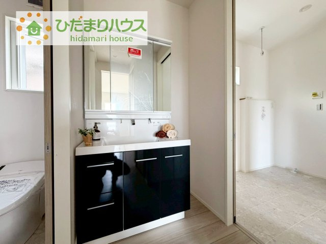 三面鏡の大きな鏡は憧れます(^^♪　鏡の後ろは収納となっていて、細かいものでも収納できるのでスッキリと整理できます！