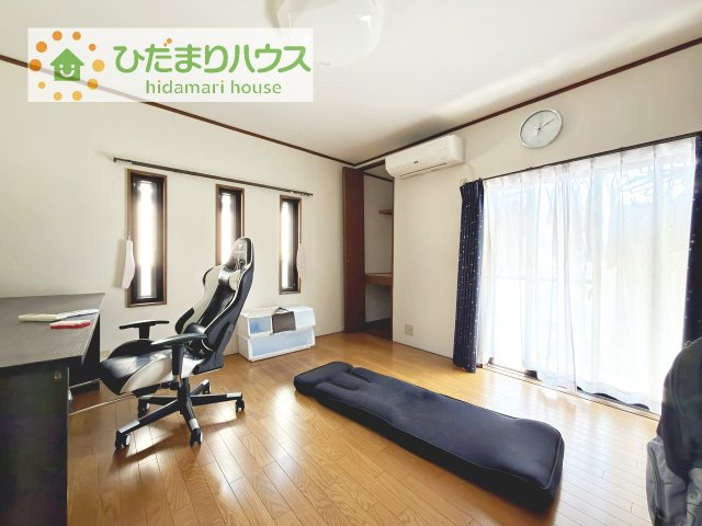 朝日が差し込む明るい寝室♪