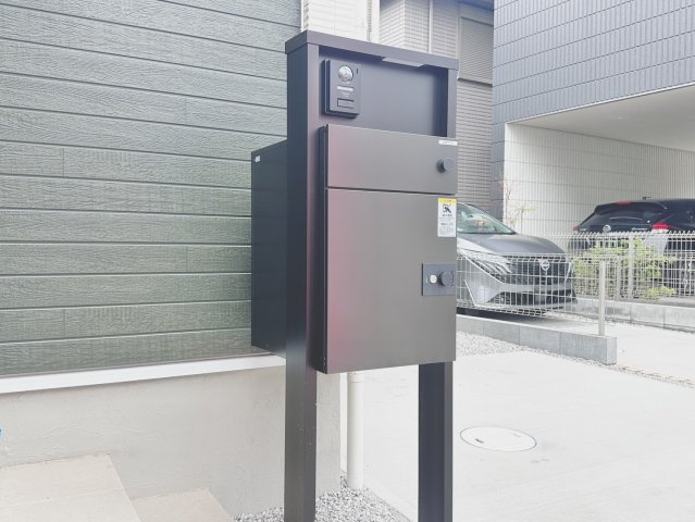 宅配便を無人で受け取れる宅配ボックスを搭載した門柱。時間指定や再配達といった手間を気にせずお荷物を受け取れます。※同仕様・同形状