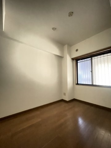 コンパクトで使いやすい洋室です