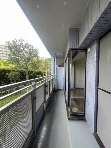 暖かな日差しのふりそそぐバルコニー
