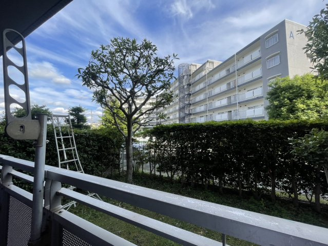 落ち着いた時間を過ごせるバルコニーです