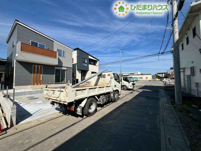 物件の前面道路はすっきりとした見通しの良い環境です!車の通りが少なく落ち着いているため、小さなお子様がいるご家庭でも安心感があります♪カースペースへのバックでの駐車も落ち着いてスムーズに行えます!