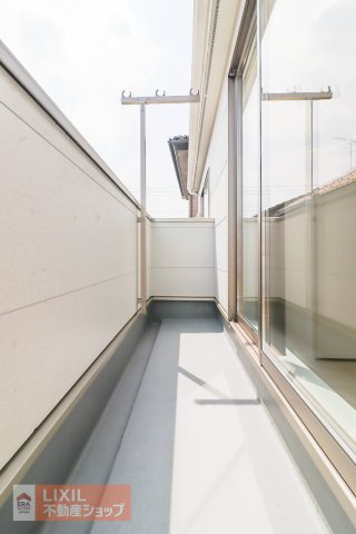 【バルコニー】現地完成写真。広々バルコニーでお布団や洗濯物がたくさん干せます♪