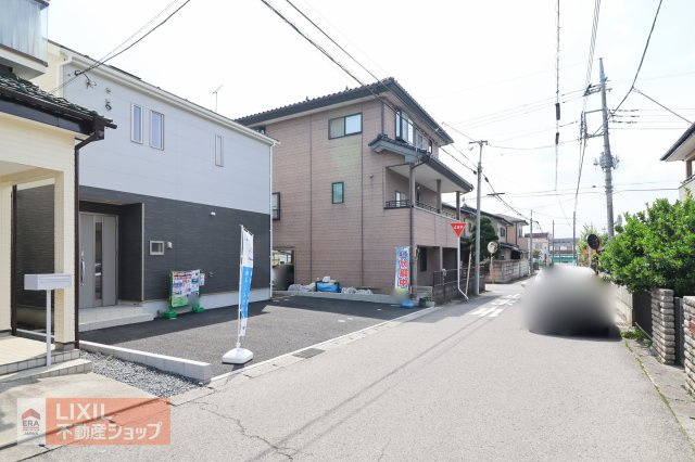 【前面道路】現地完成写真。道幅や駐車など、ご確認ください。